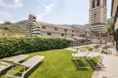 Vista generica sulle montagne o vista sulle montagne dall'interno dell'appartamento
