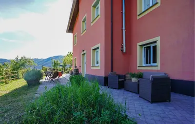 Vista generica sulle montagne o vista sulle montagne dall'interno della casa vacanze