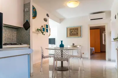 Cucina o angolo cottura di La Casetta del Ponte a due passi dal Mare