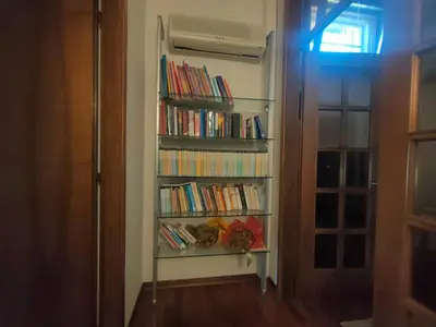 Biblioteca nella stanza in casa privata