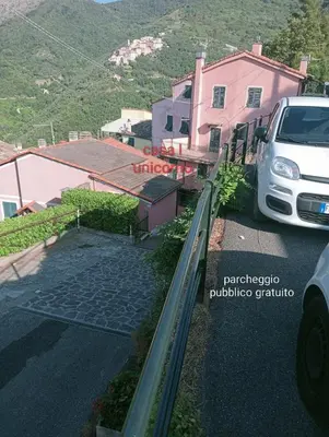 Vista generica sulle montagne o vista sulle montagne dall'interno della casa vacanze