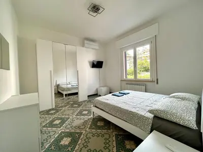 Letto o letti in una camera di Bright modern apartment for 6 guests with 3 bedrooms new furniture air conditioning balcony overlooking La Spezia quiet residential area