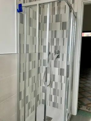 Bagno di Bright modern apartment for 6 guests with 3 bedrooms new furniture air conditioning balcony overlooking La Spezia quiet residential area