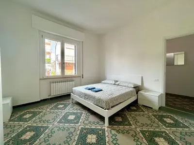 Letto o letti in una camera di Bright modern apartment for 6 guests with 3 bedrooms new furniture air conditioning balcony overlooking La Spezia quiet residential area