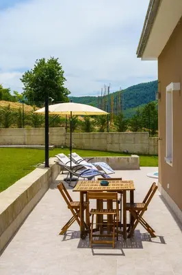 Vista generica sulle montagne o vista sulle montagne dall'interno della casa vacanze