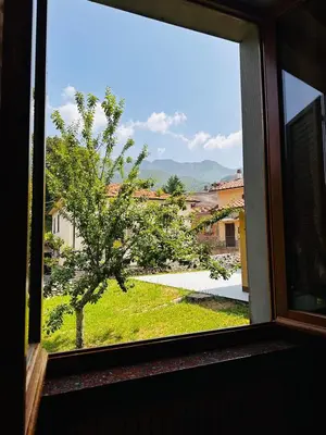 Vista generica sulle montagne o vista sulle montagne dall'interno della casa vacanze