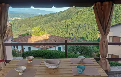 Vista generica sulle montagne o vista sulle montagne dall'interno dell'appartamento