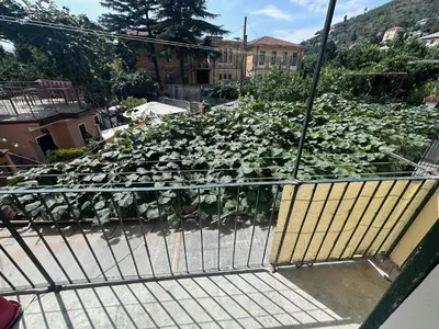 Vista generica sulle montagne o vista sulle montagne dall'interno dell'appartamento