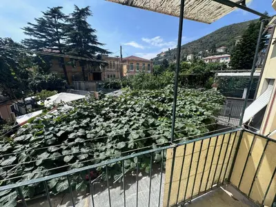 Vista generica sulle montagne o vista sulle montagne dall'interno dell'appartamento
