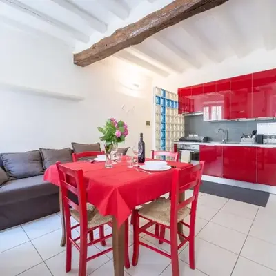 GuestHost - Bright and Central Apartment in Parma