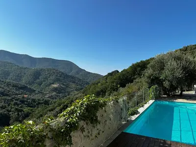 Vista generica sulle montagne o vista sulle montagne dall'interno della villa
