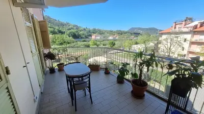 Vista generica sulle montagne o vista sulle montagne dall'interno dell'appartamento