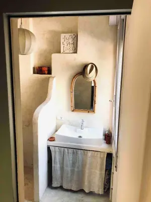 Letto o letti in una camera di Very comfortable loft design Mid-Century Modena center