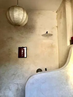 Letto o letti in una camera di Very comfortable loft design Mid-Century Modena center