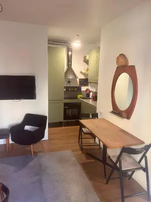 Cucina o angolo cottura di Very comfortable loft design Mid-Century Modena center