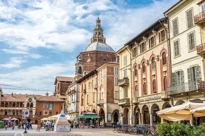 Vista generica su Pavia o vista sulla città dall'interno dell'appartamento