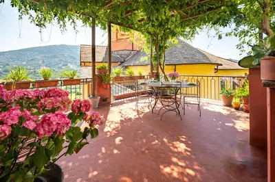 Vista generica sulle montagne o vista sulle montagne dall'interno della villa