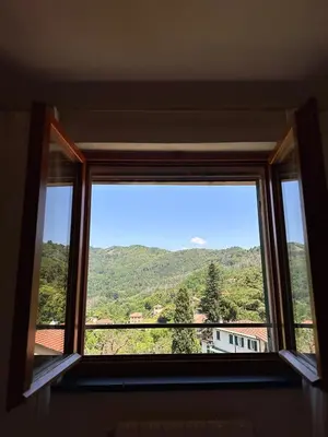 Vista generica sulle montagne o vista sulle montagne dall'interno della casa vacanze