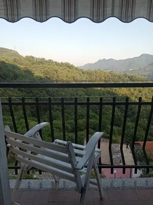 Vista generica sulle montagne o vista sulle montagne dall'interno dell'appartamento