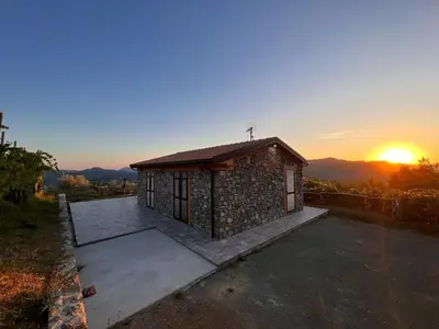 Vista generica sulle montagne o vista sulle montagne dall'interno della casa vacanze