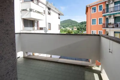Vista generica sulle montagne o vista sulle montagne dall'interno dell'appartamento