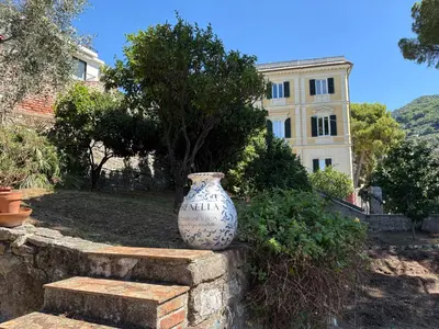 Vista generica sulle montagne o vista sulle montagne dall'interno dell'appartamento