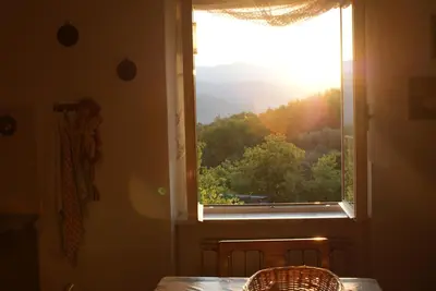 Vista generica sulle montagne o vista sulle montagne dall'interno dell'appartamento