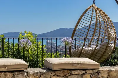 Paesaggio naturale nelle vicinanze della villa