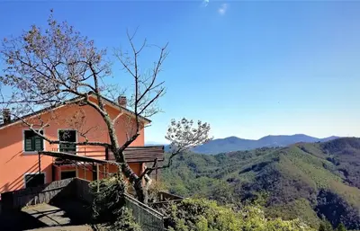 Vista generica sulle montagne o vista sulle montagne dall'interno della casa vacanze