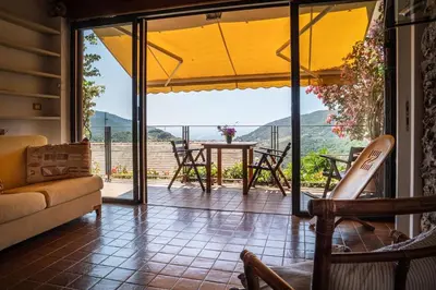 Vista generica sulle montagne o vista sulle montagne dall'interno della casa vacanze