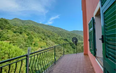 Vista generica sulle montagne o vista sulle montagne dall'interno della casa vacanze