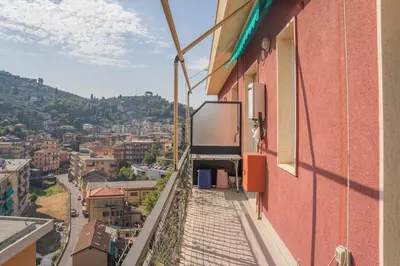 Vista generica sulle montagne o vista sulle montagne dall'interno dell'appartamento