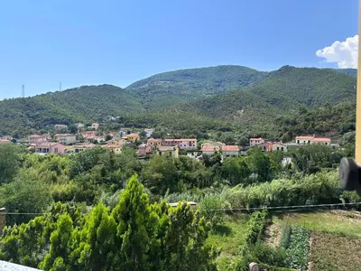 Vista generica sulle montagne o vista sulle montagne dall'interno dell'appartamento