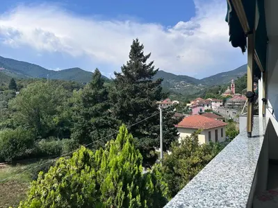 Vista generica sulle montagne o vista sulle montagne dall'interno dell'appartamento