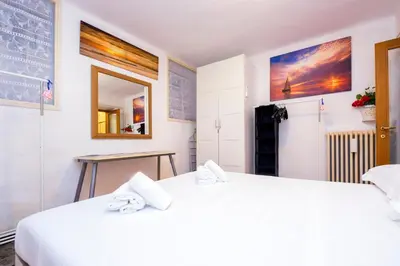 Letto o letti in una camera di JOIVY Bright 2-Bedroom Flat with Terrace near the Beach