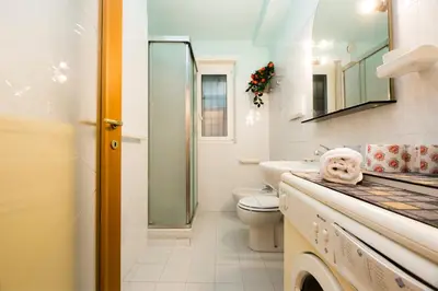 Bagno di JOIVY Bright 2-Bedroom Flat with Terrace near the Beach