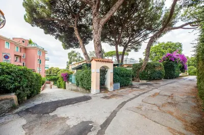 Giardino di JOIVY Bright 2-Bedroom Flat with Terrace near the Beach