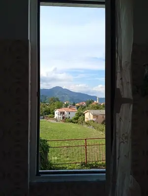 Vista generica sulle montagne o vista sulle montagne dall'interno dell'appartamento
