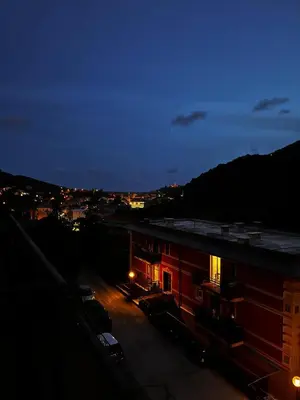 Vista generica sulle montagne o vista sulle montagne dall'interno dell'appartamento