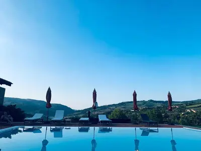 Vista generica sulle montagne o vista sulle montagne dall'interno della villa