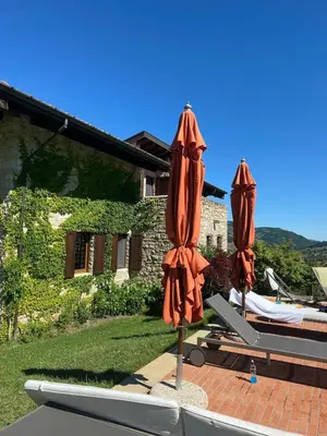 Vista generica sulle montagne o vista sulle montagne dall'interno della villa
