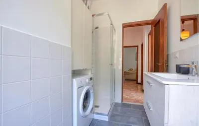 Bagno di 2 Bedroom Beautiful Apartment In Moneglia