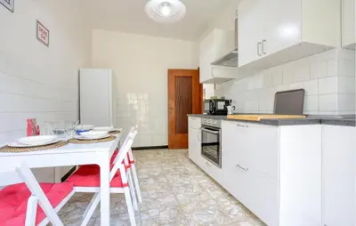 Cucina o angolo cottura di 2 Bedroom Beautiful Apartment In Moneglia