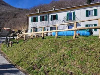 Vista generica sulle montagne o vista sulle montagne dall'interno dell'appartamento