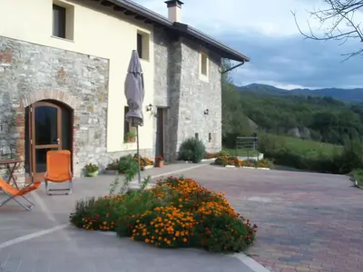 Vista generica sulle montagne o vista sulle montagne dall'interno dell'agriturismo