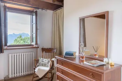 Vista generica sulle montagne o vista sulle montagne dall'interno della casa vacanze