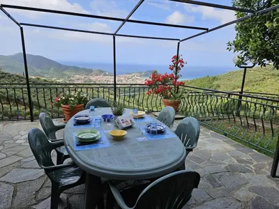 Vista generica sulle montagne o vista sulle montagne dall'interno della villa