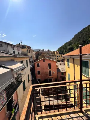 Vista generica sulle montagne o vista sulle montagne dall'interno dell'appartamento