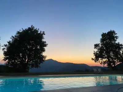 Vista generica sulle montagne o vista sulle montagne dall'interno del bed & breakfast