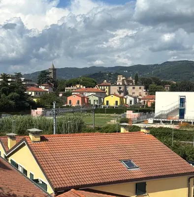 Vista generica sulle montagne o vista sulle montagne dall'interno dell'appartamento